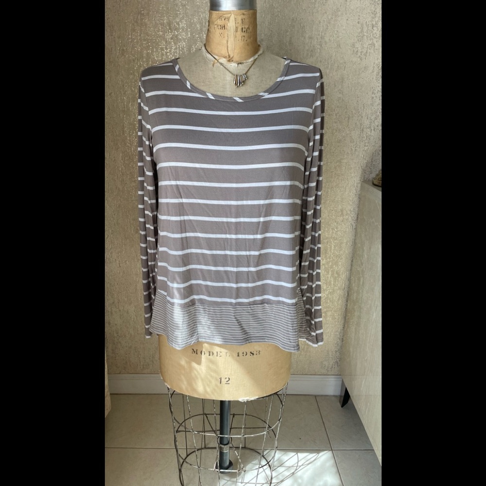 BCBGmaxazaria beige and white striped top size M, in excellent condition